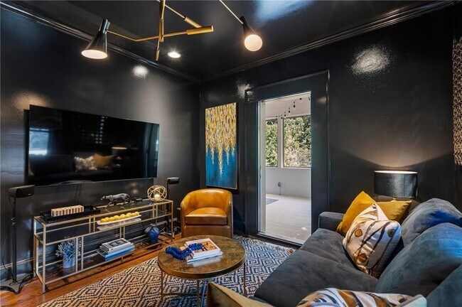 Building Photo - 663 Yorkshire Rd NE