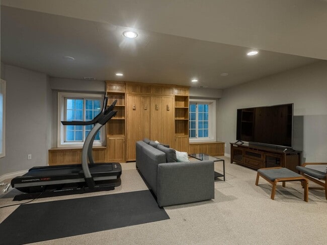 Building Photo - 9 Foxtail Cir