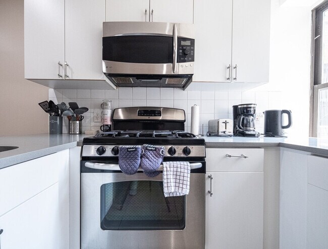 Building Photo - 230 W 113th St