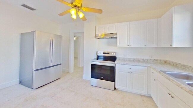 Building Photo - 1BR/1BA + Bonus Room Near Downtown St. Pete | 768 Sq Ft