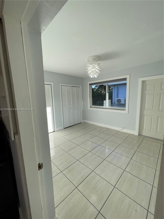 Building Photo - 405 SW 5th St