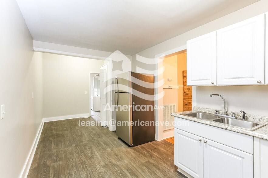 Building Photo - 605 W 7th Ave