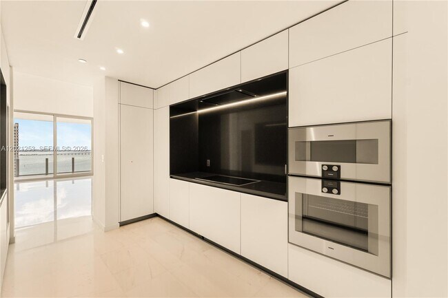 Building Photo - 300 Biscayne Blvd Way