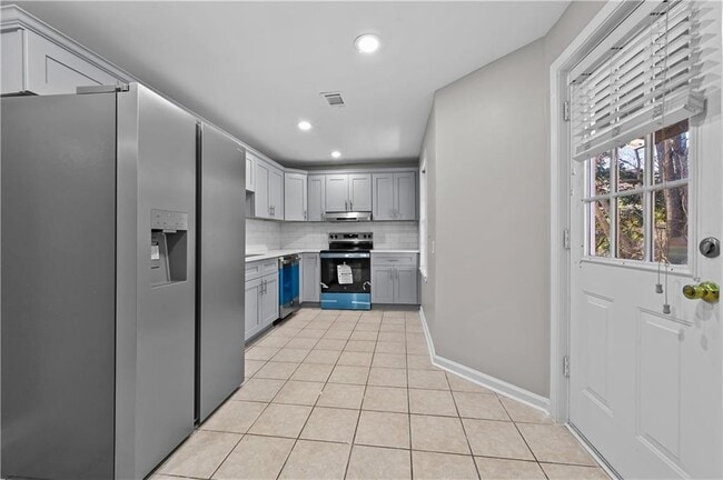 Building Photo - 137 Towne Park Dr