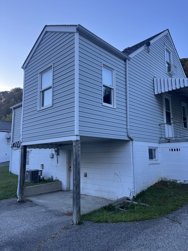 Building Photo - 754 Campbells Creek Dr