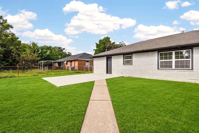 Building Photo - 1202 Dogwood Dr