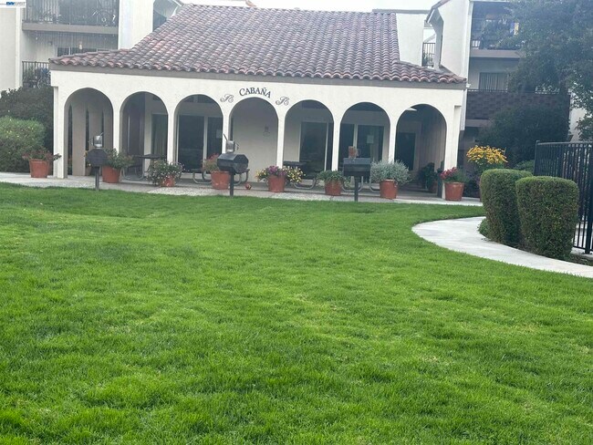 Building Photo - 1720 Halford Ave