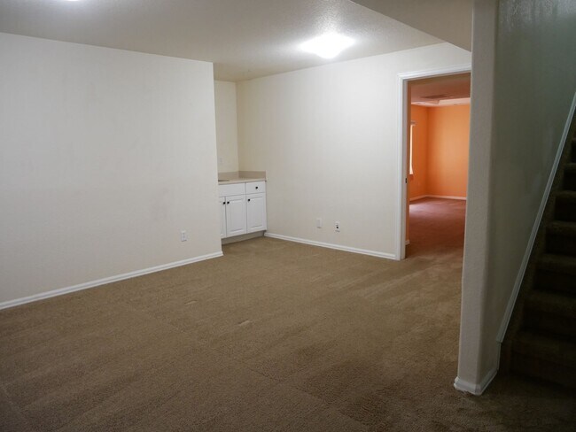 Building Photo - 4 Bedroom, 3.5 Bathroom Home with A/C! - A...