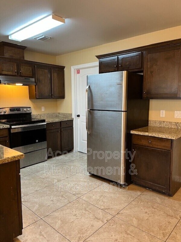 Building Photo - 2607 E Eisenhower Ave