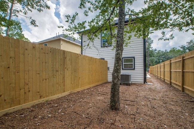 Building Photo - 5705 Breland St