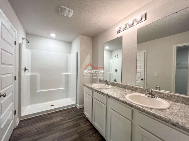 Building Photo - 5257 Peach Dr
