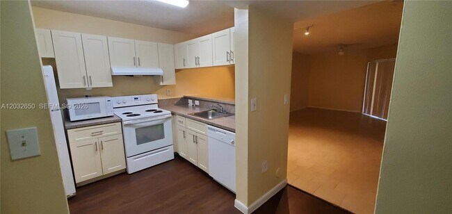 Building Photo - 9823 Nob Hill Ct
