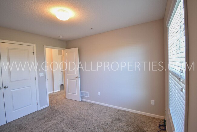 Building Photo - 2 Bedroom 2.5 Bath end unit Townhome in West Des Moines with attached garage