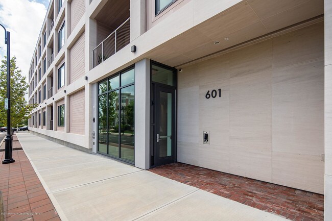 Building Photo - 601 Heck St
