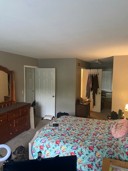 Master Bedroom - 4602 Vettelson Rd