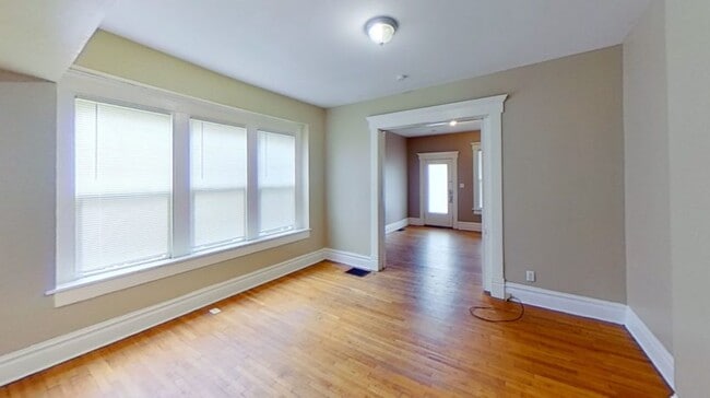 Building Photo - 305 E 19th Ave