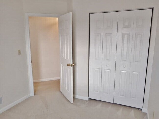 Building Photo - 3 Bed / 2 Bath Single Family Townhome