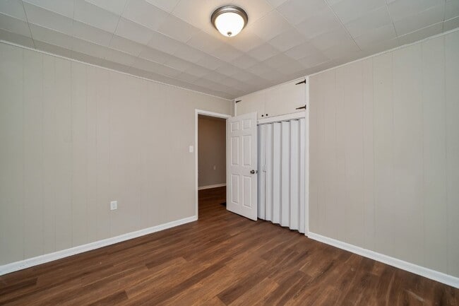 Building Photo - Fall in Love with This Hidden Gem Off Eastern Valley Road!