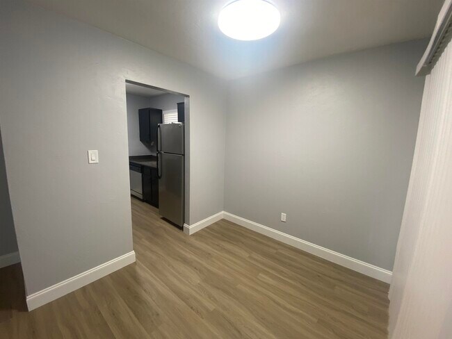 Building Photo - 1530 Live Oak Dr