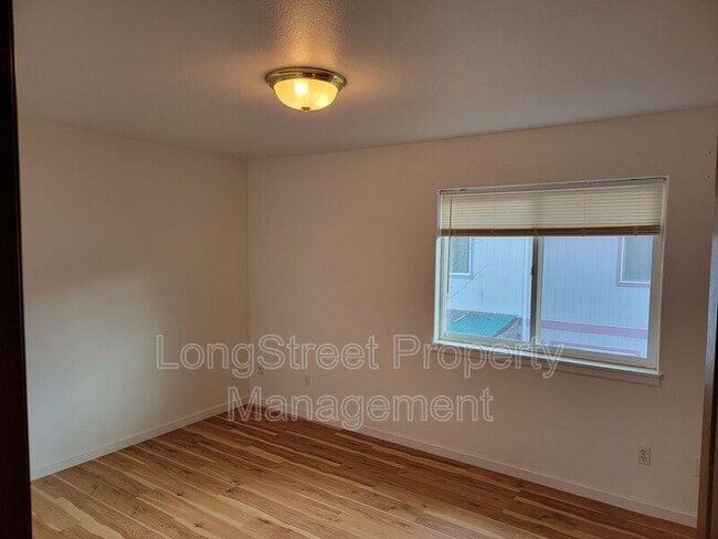 Building Photo - 3121 NE Flintlock Pl