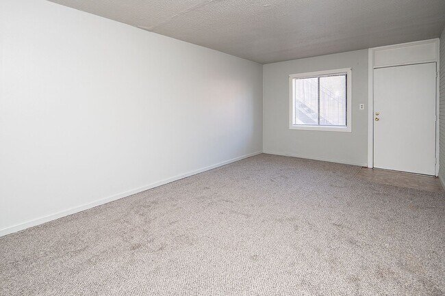 Building Photo - Spacious, affordable two bedroom townhouse just minutes from shopping and dining in Gastonia!