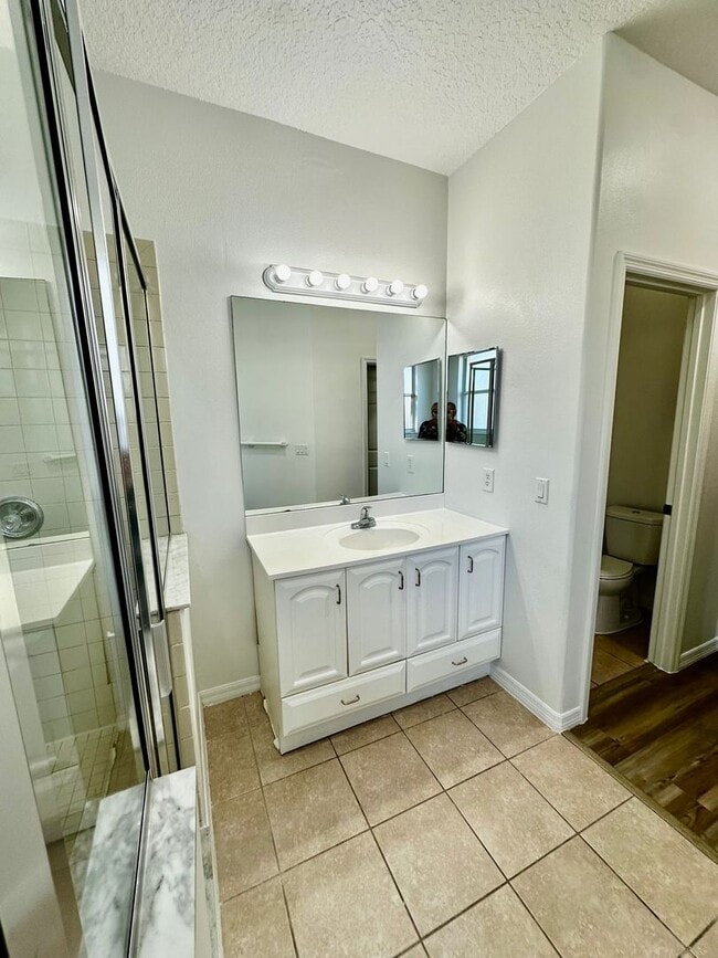 Building Photo - *Move In Ready* Bright & Spacious 3BR/2BA Home with Open Layout & Huge Backyard in Orlando