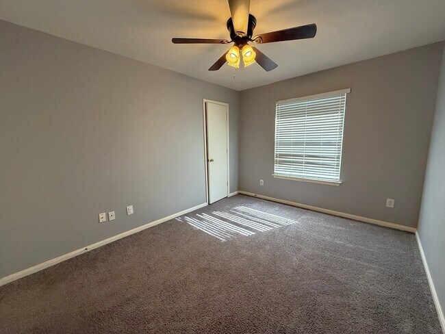 Building Photo - 2746 Hidden Spring Falls