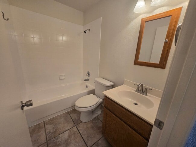 Building Photo - 3 Bedroom 2.5 Bathroom Sonoma Village Townhouse