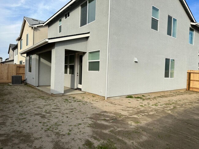 Building Photo - 3009 N Creekside St