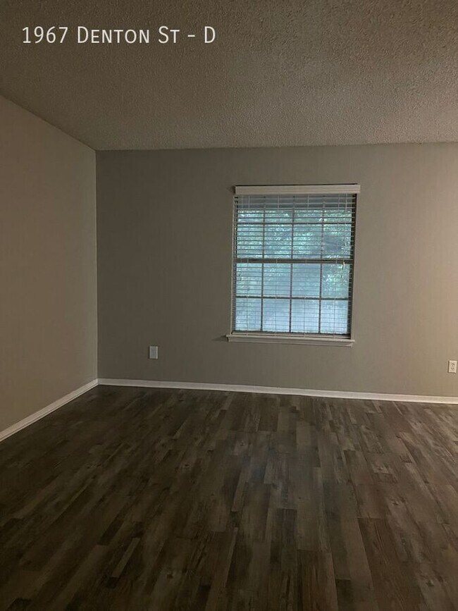 Building Photo - $500 moves you in