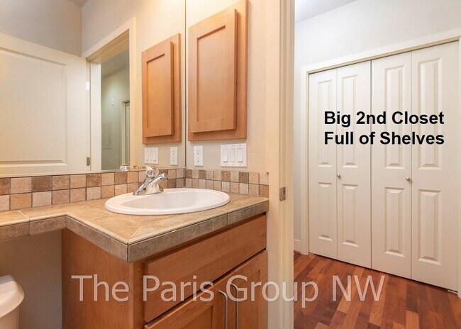 Building Photo - Gorgeous Green Lake Condo * 1 Block to Park Entrance, Onsite Retail, Garage Pkg, EZ Commute!