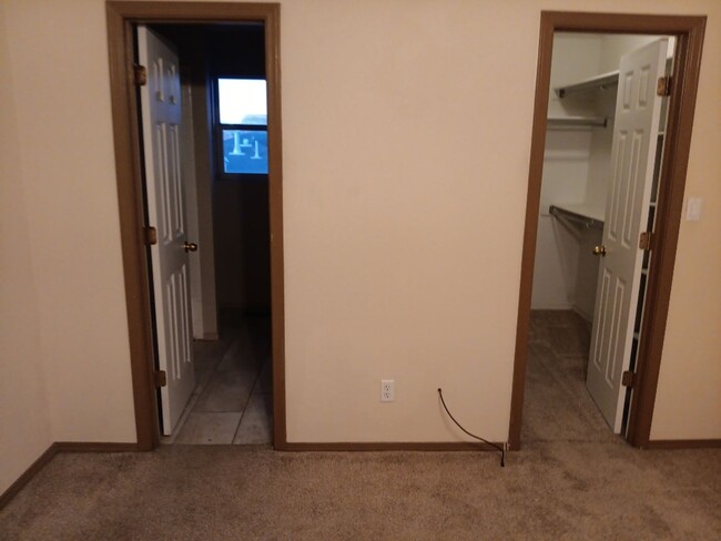 Building Photo - Spacious 2 Bedroom 3 Bathroom!! Pictures a...