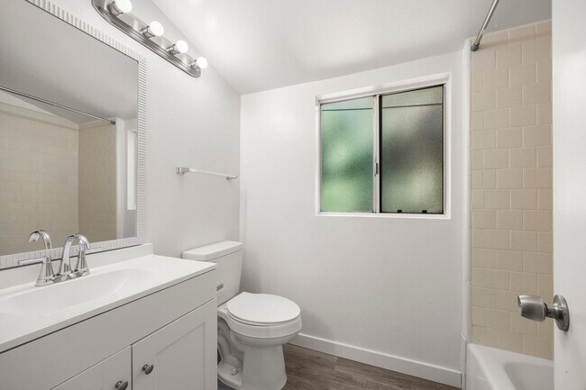 Building Photo - Spacious 2 Bedroom 2 Bathroom 3 Story Cond...