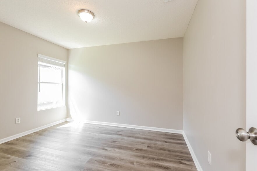 Building Photo - 1033 Bains Lake Dr