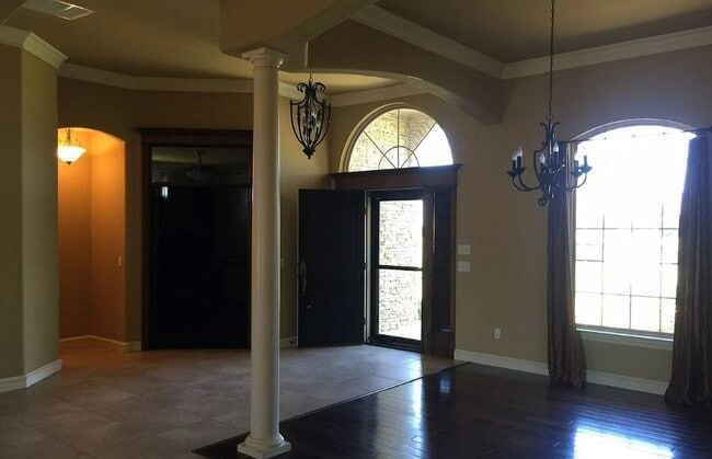 Building Photo - Large 3 bed, 2.5 bath with 30x30 shop