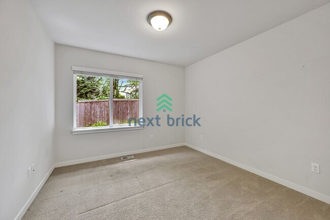Building Photo - A spacious 4-bedroom+ 2 dens +Bonus Room a...