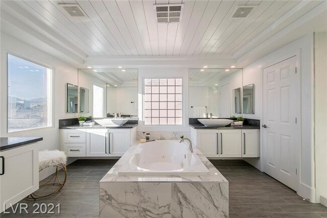 Building Photo - Stunning Summerlin 5 bedroom with a pool!
