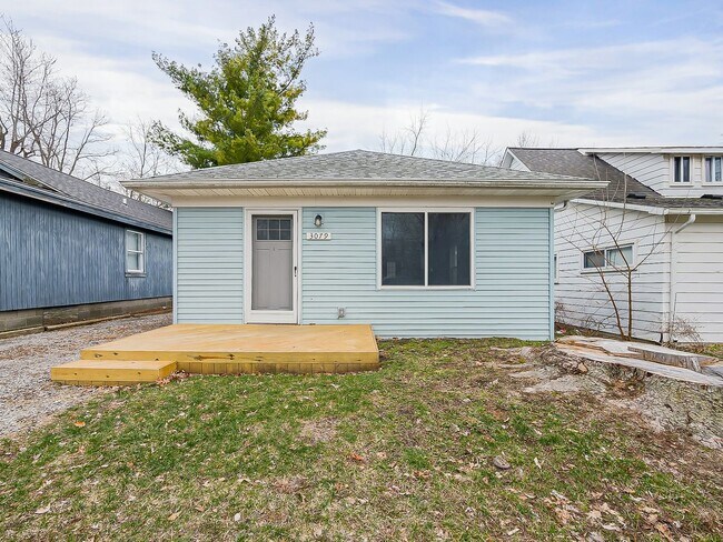 Building Photo - Lake Living at Its Finest in Keego Harbor!