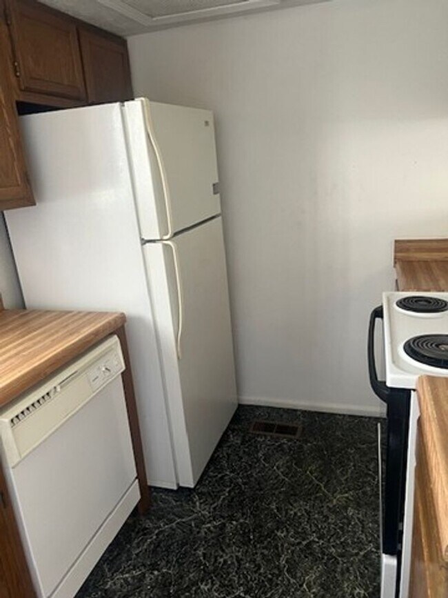 Building Photo - One Bedroom Condo For Rent