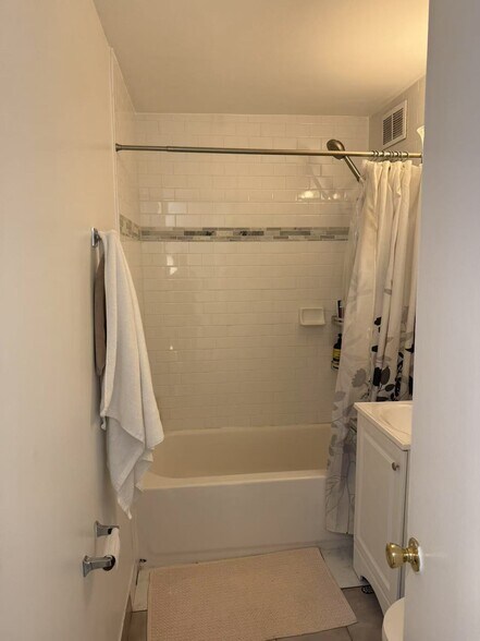 Building Photo - 1401 E 55th St
