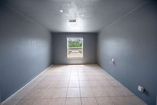 Building Photo - Heated Pool. Premium Upgrades. Fully Renov...
