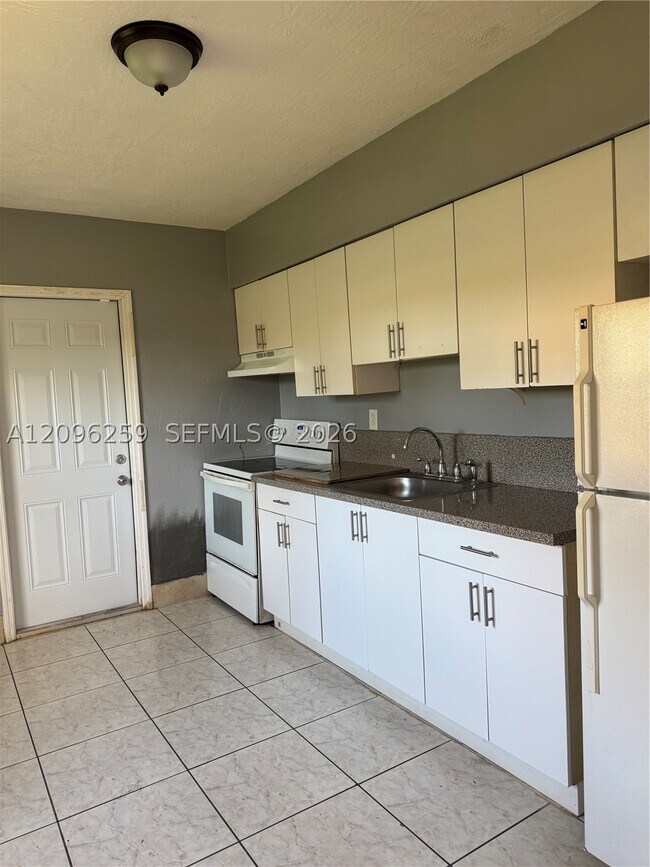Building Photo - 6027 SW 36th Ct