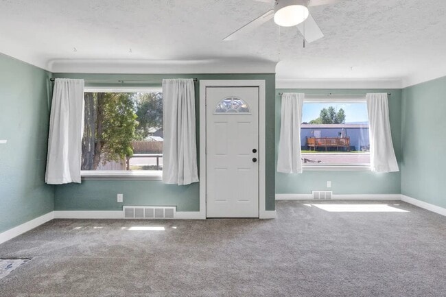 Building Photo - Kensington Avenue