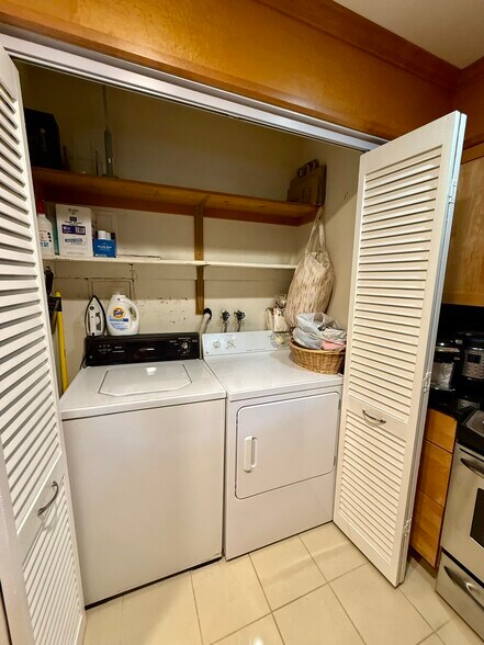 Building Photo - 1465 E Putnam Ave