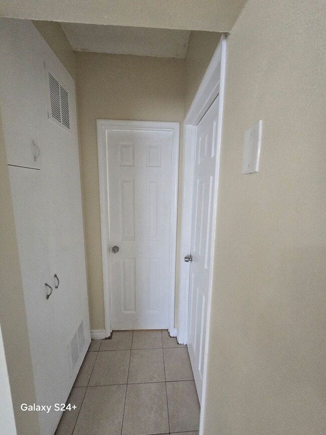 Building Photo - Ocotillo Ave Apt 5826-5828