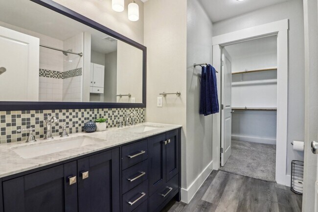 Building Photo - 6165 River Pointe Dr