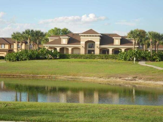 Building Photo - Beautiful 3 Bed / 2.5 Bath Townhome with P...