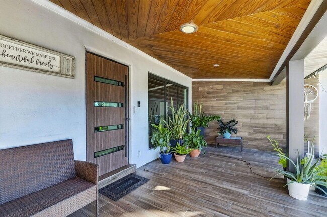 Building Photo - 2601 NE 8th Ct