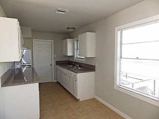 Building Photo - 3 bed / 1 bath home in South Houston - Mov...