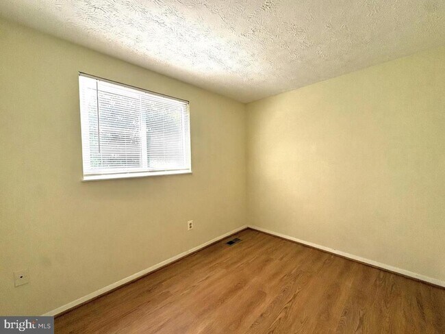 Building Photo - 8112 Parkdale Ct